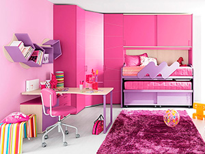 Розовая мебель в комнате для девочки